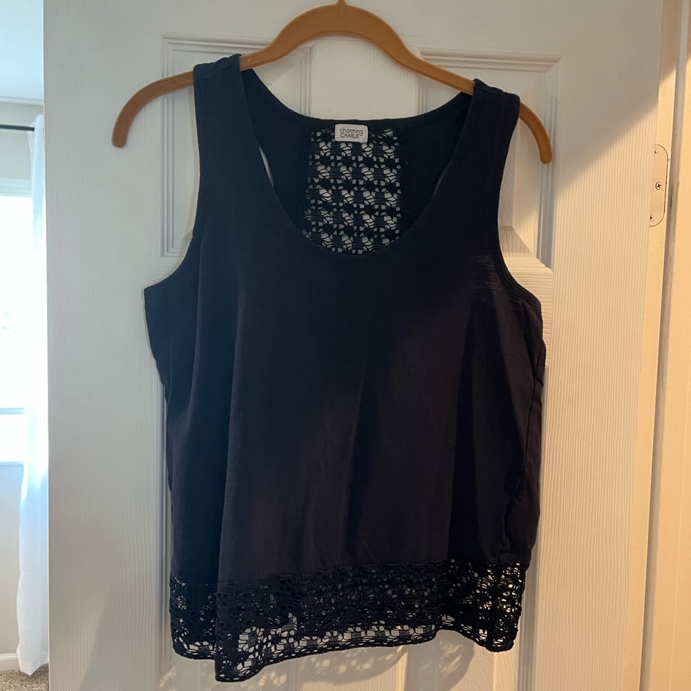 Sleeveless, cropped top